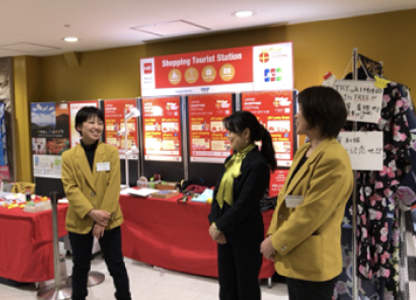 観光客向け案内所での多言語ガイド対応